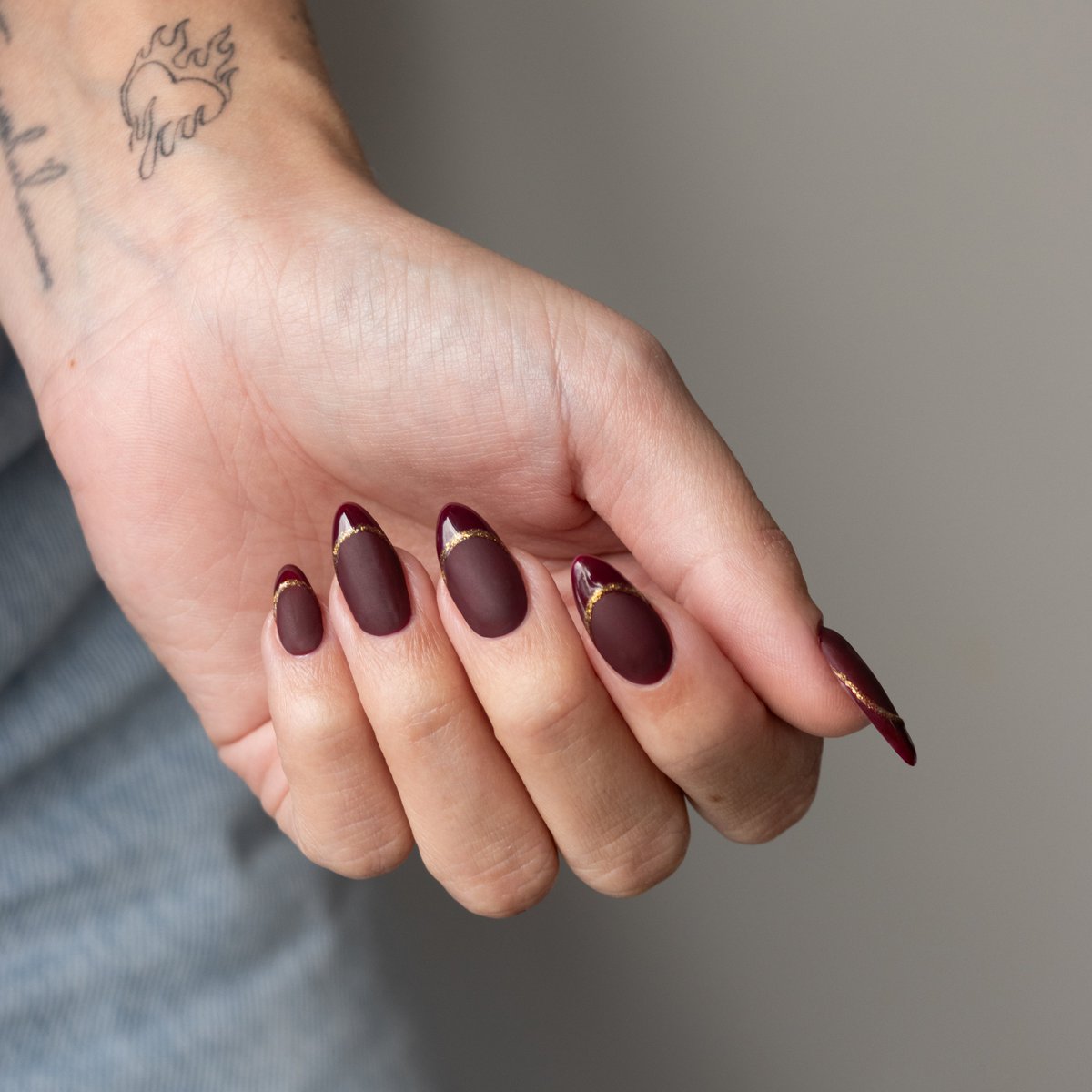 gelous_co's tweet photo. Christmas Nails are calling 🎄✨

#Christmasnails #Christmas #Christmas2024 #Christmasnailinspo #festive #festivenails #holidaynails #frenchtips #glitter #chromepowder https://t.co/AxDLY6ujLv