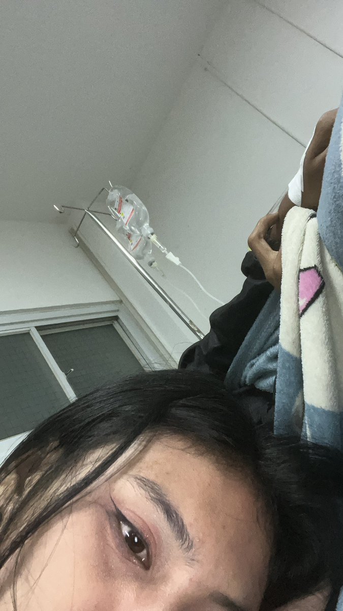 kwassongs's tweet photo. tengah malem nganterin cowokku ke igd, mana wassap mama nya centang 1 https://t.co/lRZD1IMSSJ