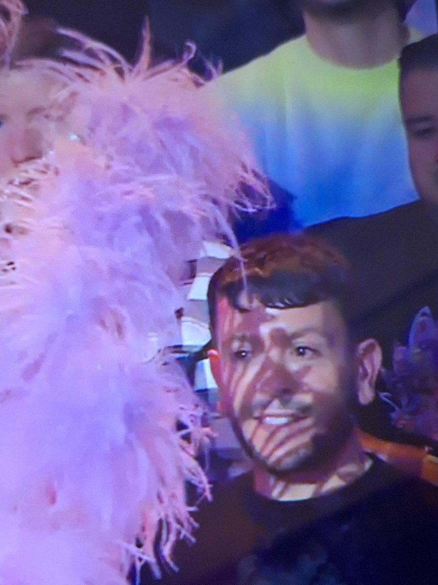 soycindynero's tweet photo. Un besazo a este muchacho que, desde que se le sentó Alyssa Edwards delante, dejó de ver el resto de la final

#DragRaceFinal
#DragRaceEs https://t.co/keS69exW2D