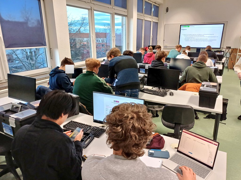 MMagdowski's tweet image. Die 17 sehr engagierten #AI_Engineering-Studierenden experimentieren jetzt in 2er- und einer 3er-Gruppe an insgesamt 6 Terminen mit kleinen Schaltungen zum Messen von Spannung, Strom, Widerstand oder Leistung mit Multimetern oder Oszilloskopen.