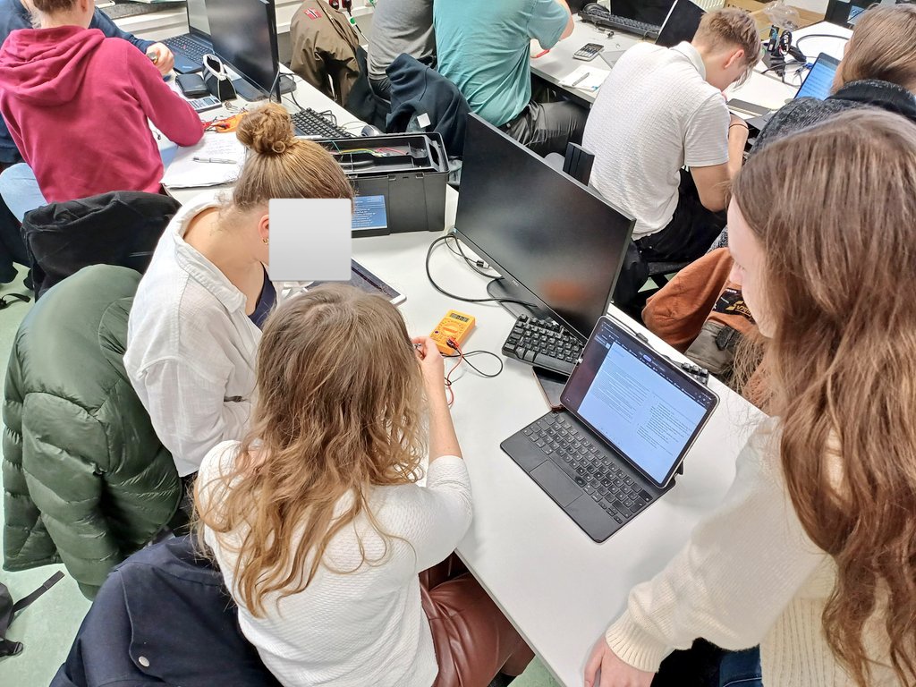 MMagdowski's tweet image. Die 17 sehr engagierten #AI_Engineering-Studierenden experimentieren jetzt in 2er- und einer 3er-Gruppe an insgesamt 6 Terminen mit kleinen Schaltungen zum Messen von Spannung, Strom, Widerstand oder Leistung mit Multimetern oder Oszilloskopen.