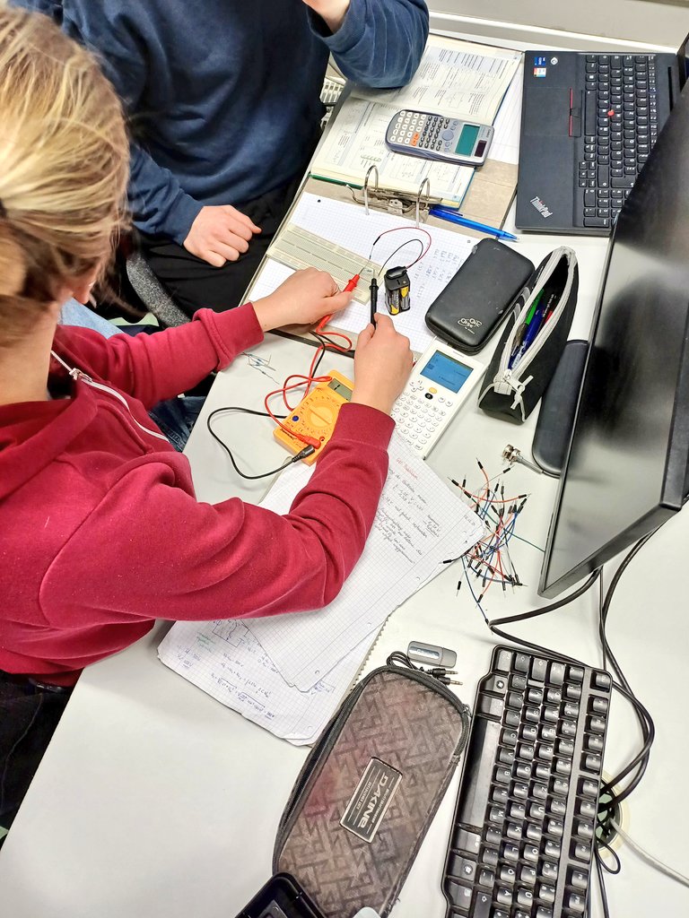 MMagdowski's tweet image. Die 17 sehr engagierten #AI_Engineering-Studierenden experimentieren jetzt in 2er- und einer 3er-Gruppe an insgesamt 6 Terminen mit kleinen Schaltungen zum Messen von Spannung, Strom, Widerstand oder Leistung mit Multimetern oder Oszilloskopen.