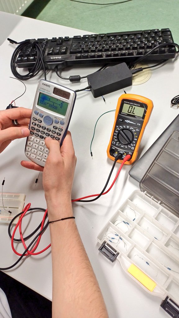 MMagdowski's tweet image. Die 17 sehr engagierten #AI_Engineering-Studierenden experimentieren jetzt in 2er- und einer 3er-Gruppe an insgesamt 6 Terminen mit kleinen Schaltungen zum Messen von Spannung, Strom, Widerstand oder Leistung mit Multimetern oder Oszilloskopen.
