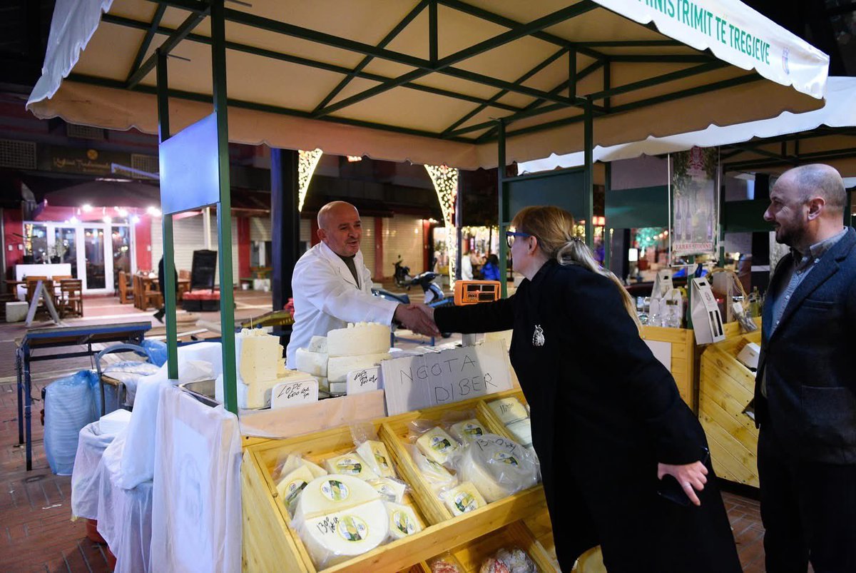 Pazari i Ri u kthye sot në një fshat të bukur Krishtlindjesh🧑‍🎄, që do të qëndrojë i hapur deri me 3️⃣1️⃣dhjetor ku fermere të periferive të Tiranës 🍎🍋🍊por edhe më gjerë do të sjellin në tryezat tuaja të fundvitit produktet më të mira.