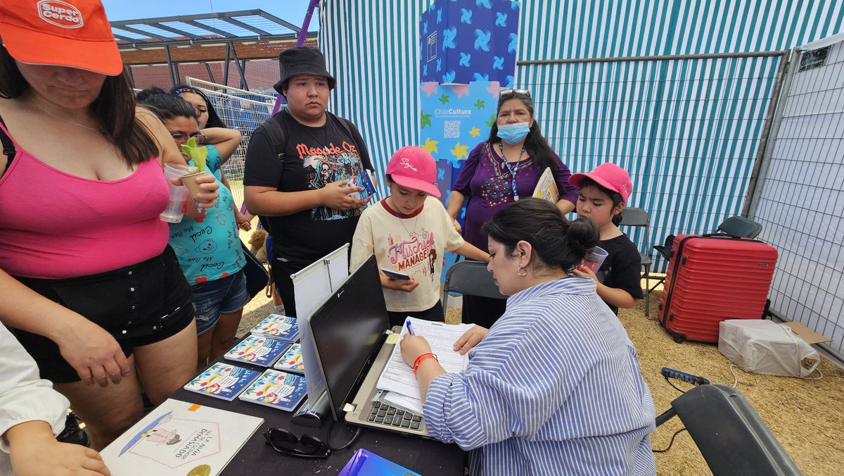 BPDigital_cl's tweet image. ¡Estamos en el Festival Navideño del @gobiernodechile, en el Estadio Nacional, junto a los amigos de @bibliometro! 🎄 Ven a conocernos y descubre todo lo que la Biblioteca Pública Digital y Bibliometro tiene para ofrecerte. ¡Te esperamos!