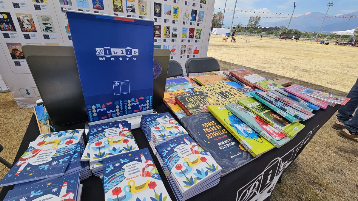 BPDigital_cl's tweet image. ¡Estamos en el Festival Navideño del @gobiernodechile, en el Estadio Nacional, junto a los amigos de @bibliometro! 🎄 Ven a conocernos y descubre todo lo que la Biblioteca Pública Digital y Bibliometro tiene para ofrecerte. ¡Te esperamos!