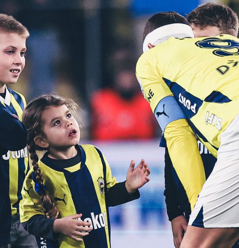 ajansfenercom's tweet photo. Maç sonu Edin Dzeko’nun minik kızının babasına bakışı 🥺 https://t.co/DQAHtnsgnD