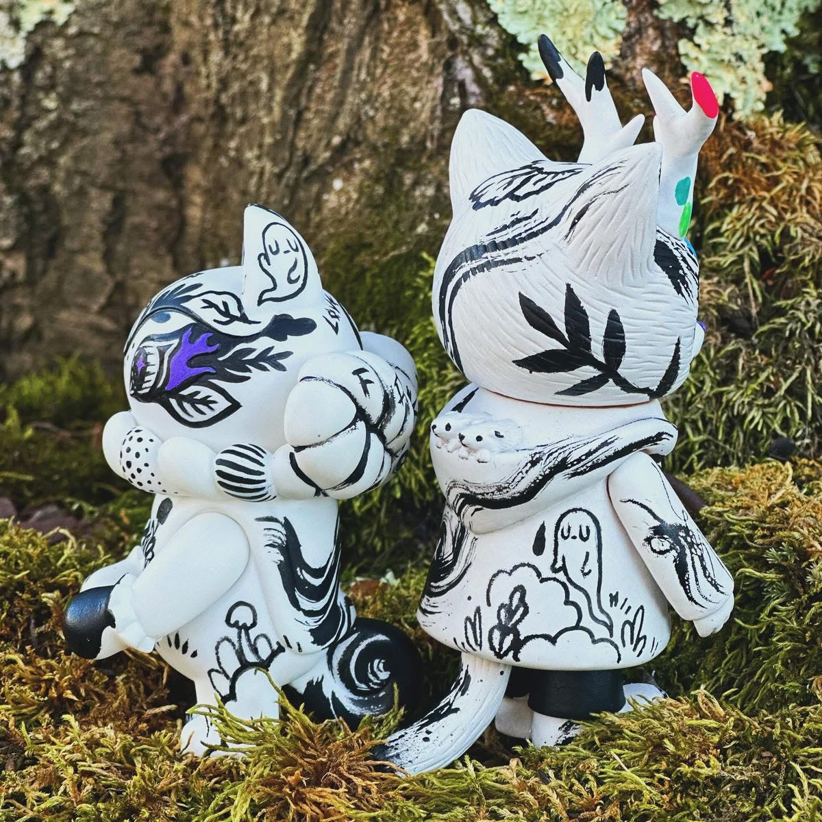 mumbot's tweet photo. Hand-painted these majestic creatures for some of my favorite buddies. They are currently on view in Tokyo with the #retrotoyshop a touring exhibition with an all-star lineup 💖
#Art #toy #Tokyo https://t.co/24XNPnyzJG