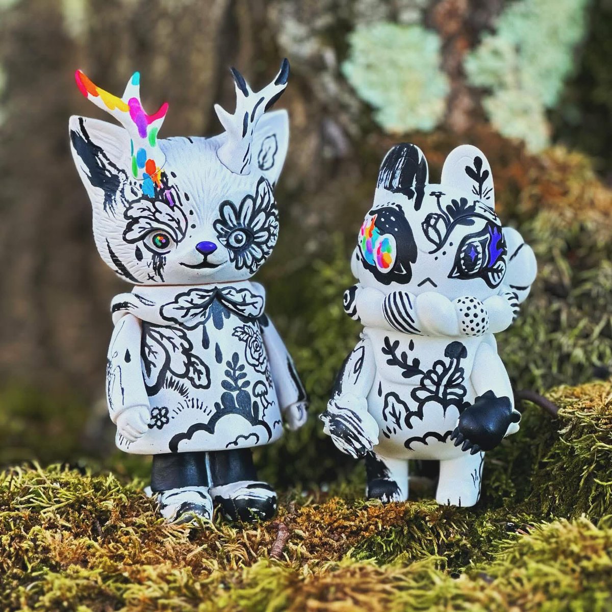 mumbot's tweet photo. Hand-painted these majestic creatures for some of my favorite buddies. They are currently on view in Tokyo with the #retrotoyshop a touring exhibition with an all-star lineup 💖
#Art #toy #Tokyo https://t.co/24XNPnyzJG