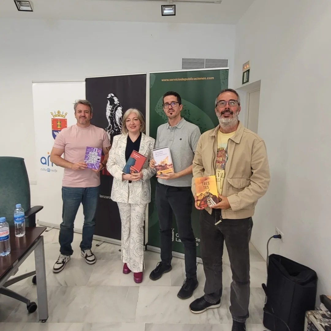 cdgutierrez's tweet photo. Qué buen rato pasamos en @LanzaroteNegra, en el archivo municipal de Arrecife @culturaarrecife . presentando la novela Tres tes (de @AliarEdiciones ).
Con
@C_J_Nieto 
@sergiomirajord
@MiguelAguerrald 
https://t.co/JJVIqnRoJ4 https://t.co/uXISZqsKYb