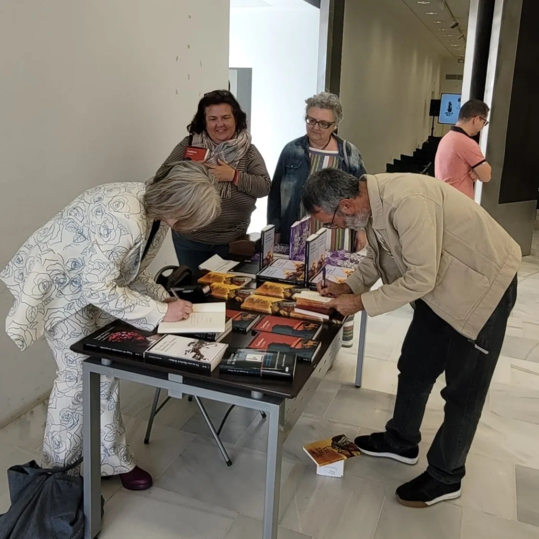 cdgutierrez's tweet photo. Qué buen rato pasamos en @LanzaroteNegra, en el archivo municipal de Arrecife @culturaarrecife . presentando la novela Tres tes (de @AliarEdiciones ).
Con
@C_J_Nieto 
@sergiomirajord
@MiguelAguerrald 
https://t.co/JJVIqnRoJ4 https://t.co/uXISZqsKYb
