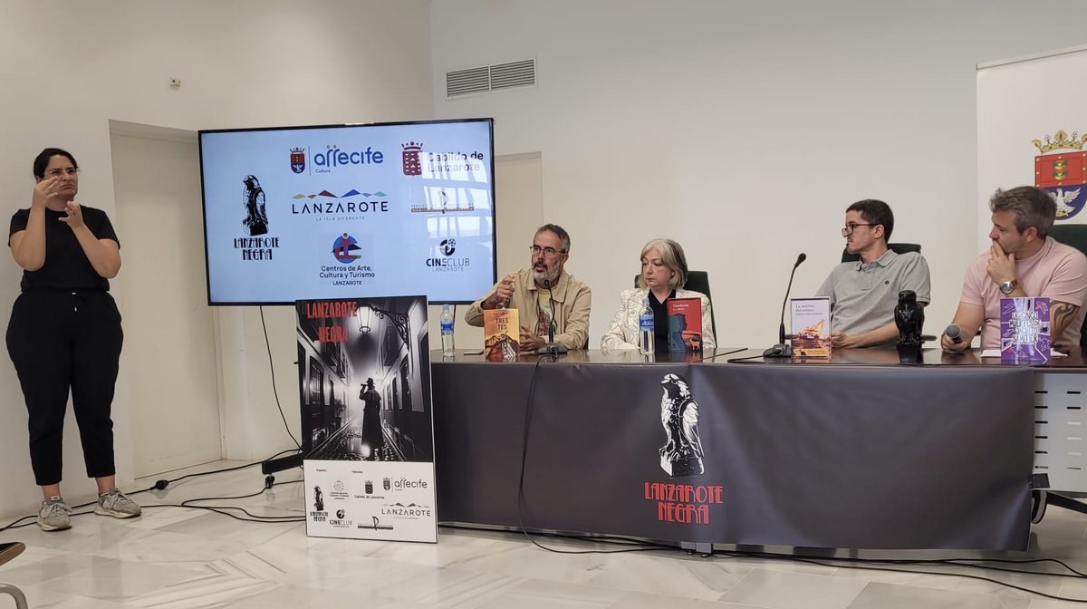 cdgutierrez's tweet photo. Qué buen rato pasamos en @LanzaroteNegra, en el archivo municipal de Arrecife @culturaarrecife . presentando la novela Tres tes (de @AliarEdiciones ).
Con
@C_J_Nieto 
@sergiomirajord
@MiguelAguerrald 
https://t.co/JJVIqnRoJ4 https://t.co/uXISZqsKYb