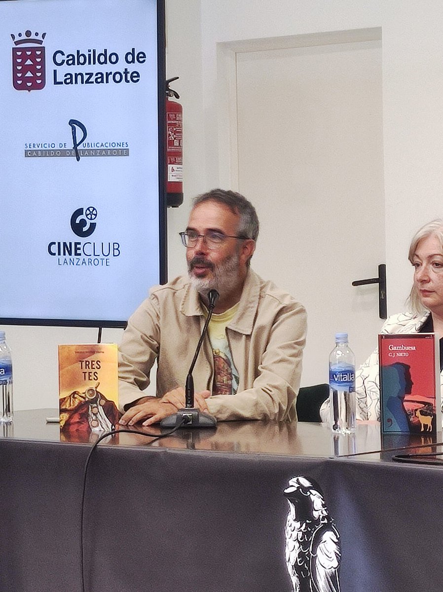 cdgutierrez's tweet photo. Qué buen rato pasamos en @LanzaroteNegra, en el archivo municipal de Arrecife @culturaarrecife . presentando la novela Tres tes (de @AliarEdiciones ).
Con
@C_J_Nieto 
@sergiomirajord
@MiguelAguerrald 
https://t.co/JJVIqnRoJ4 https://t.co/uXISZqsKYb