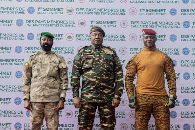 HistoriaPTontos's tweet photo. Estoy obsesionado con la AES (Alianza de Estados del Sahel) porque no solo acabaron con el neocolonialismo francés en sus países; si no que este movimiento de izquierda terminó con los Grupos Terroristas y el Caudillismo en sus países tras sacar a las tropas francesas de sus territorios. 

Nacionalizaron la industria francesa como el oro y por primera vez tienen sus propias reservas. 

Esto generó un incremento económico y han creado escuelas, hospitales e infraestructura civil. 

Se aliaron militarmente ya que Francia ha amenazado con invadirlos por considerar sus gobiernos ilegítimos (todos sus gobernantes llegaron al poder bajo un golpe de estado). 

Con el Proyecto Panafricano 6 países más están interesados en unirse a sus ideales liberales y de izquierda.