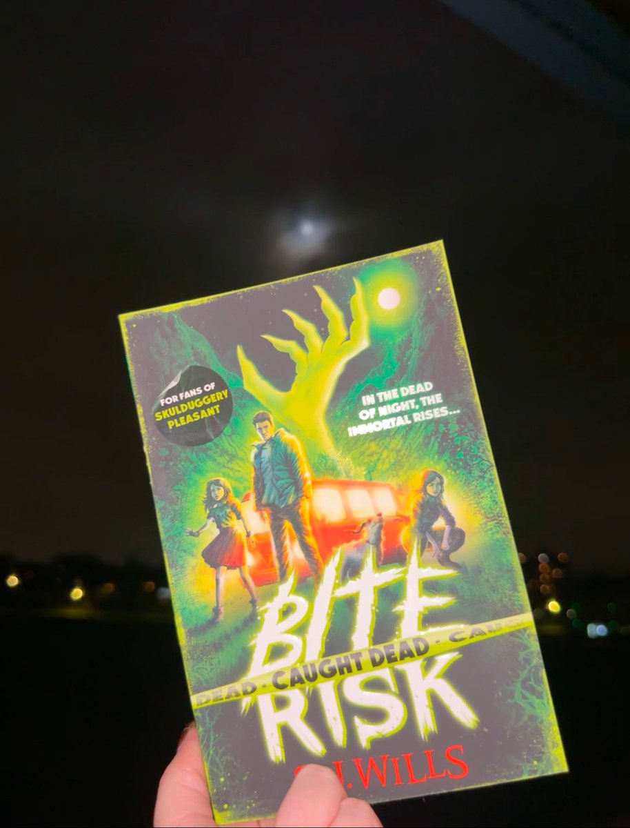 OctoberJonesCo's tweet photo. Reading #BiteRisk & #CaughtDead by @SophsWills under a full moon, whilst experiencing what feels like both the doldrums & the first stage of ‘turning’ was my brains biggest W.
This is a masterpiece of spooky storytelling- awooooo! 🐺🌕📚 https://t.co/gzio1OnyFl