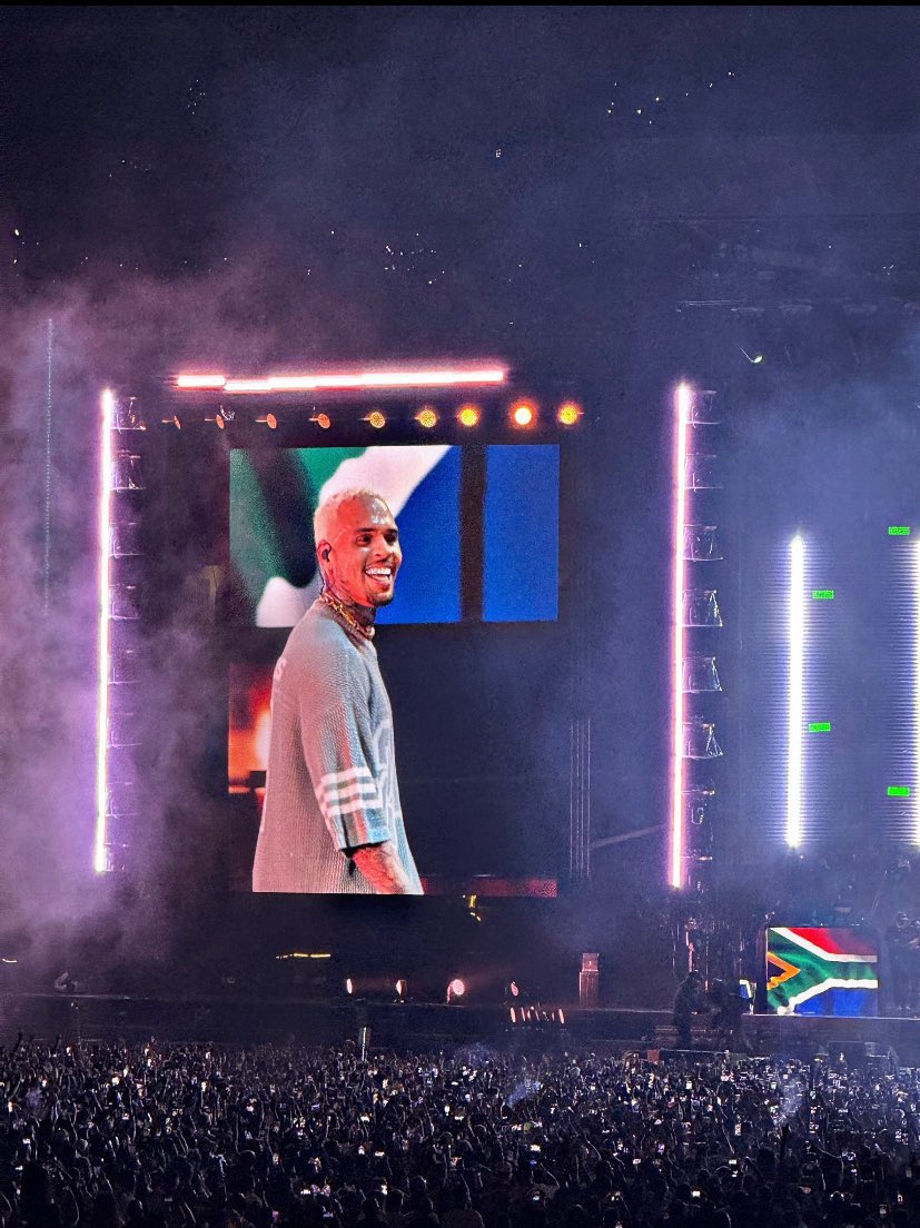 7NATE9's tweet photo. The one and only Chris Brown live in South Africa. Whoever captured this cooked! #BreezyInJoBurg #BreezyInSA #Breezy https://t.co/jHYyaaLfTk