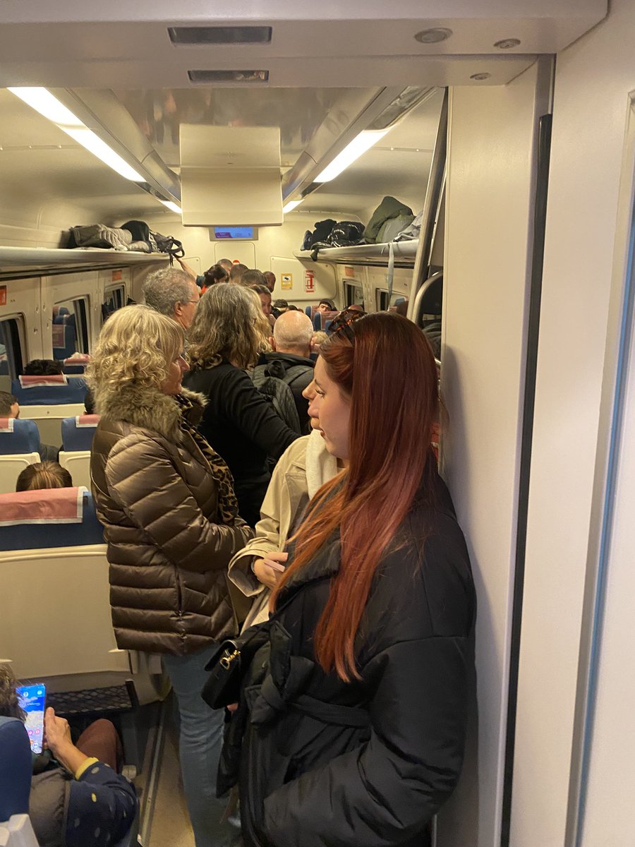 twitmayte's tweet photo. Tren MD a Girona. No hi ha dret. A sobre, com han https://t.co/G4VFoD35yJ el regional anterior, el MD fa les parades del Regional #renfe #rodalies #govern #afectatsrenfe https://t.co/8UqaQ1QD0z