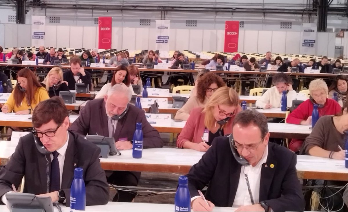 Universitat Autònoma de Barcelona (@uabbarcelona) on Twitter photo El #rectorUAB, Javier Lafuente, agafa donatius a <a href="/la_marato/">La Marató de 3Cat</a> de <a href="/som3cat/">3Cat</a> aconpanyat, entre altres voluntaris, dels presidents <a href="/salvadorilla/">Salvador Illa Roca</a> i <a href="/joseprull/">Josep Rull i Andreu</a>.
A ple pulmó 🫁 #LaMarató3Cat #UAB El #rectorUAB, Javier Lafuente, agafa donatius a <a href="/la_marato/">La Marató de 3Cat</a> de <a href="/som3cat/">3Cat</a> aconpanyat, entre altres voluntaris, dels presidents <a href="/salvadorilla/">Salvador Illa Roca</a> i <a href="/joseprull/">Josep Rull i Andreu</a>.
A ple pulmó 🫁 #LaMarató3Cat #UAB