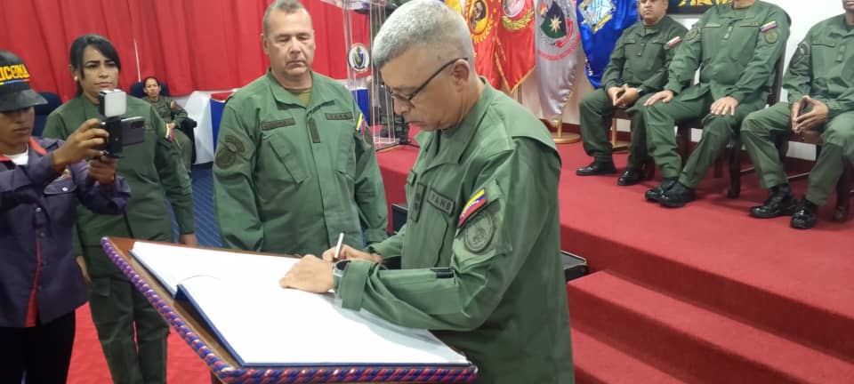 EopiZamora's tweet photo. En la sede de la @Eslog_umbv en un Acto presidido por el GD Freddy José Trejo Ochoa Director del @cepttlumbv1 se efectuó el acto de Entrega y Recepción de la @EopiZamora. Un acto cargado de disciplina, y militaridad. Contribuyendo así a dar paso a la generación de relevo. #fanb https://t.co/4ZflvTtla7