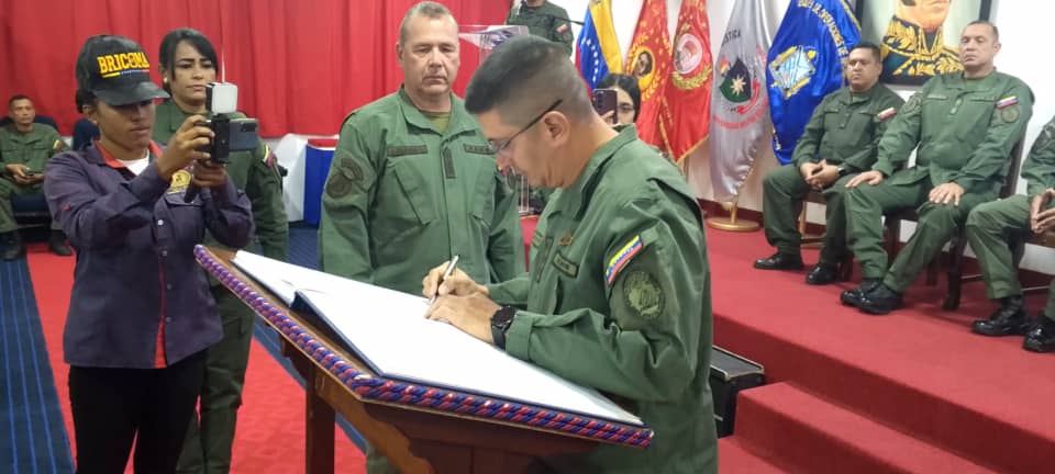 EopiZamora's tweet photo. En la sede de la @Eslog_umbv en un Acto presidido por el GD Freddy José Trejo Ochoa Director del @cepttlumbv1 se efectuó el acto de Entrega y Recepción de la @EopiZamora. Un acto cargado de disciplina, y militaridad. Contribuyendo así a dar paso a la generación de relevo. #fanb https://t.co/4ZflvTtla7