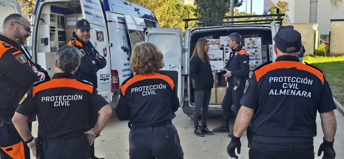 VirBarcones's tweet image. 🧡El trabajo de las agrupaciones de #ProtecciónCivil, fundamental: distribución de packs de alimentos, productos de primera necesidad...

🤗Hoy en #Catarroja, con las de Moncada, Tavernes Blanques, Torrent, Paterna, Xeraco, Puçol, Requena y Almenara.

@LorenaSilvent, alcaldesa