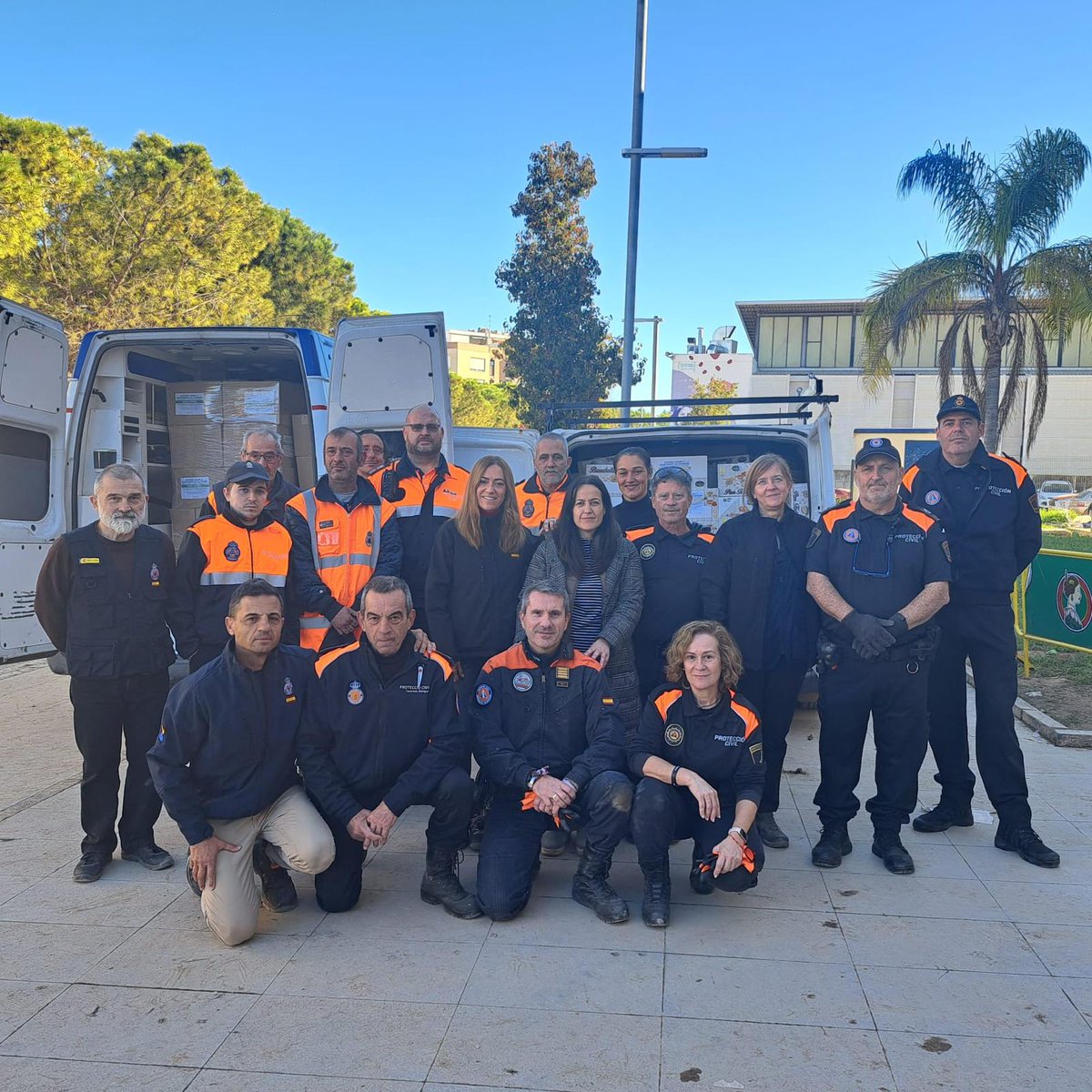 VirBarcones's tweet image. 🧡El trabajo de las agrupaciones de #ProtecciónCivil, fundamental: distribución de packs de alimentos, productos de primera necesidad...

🤗Hoy en #Catarroja, con las de Moncada, Tavernes Blanques, Torrent, Paterna, Xeraco, Puçol, Requena y Almenara.

@LorenaSilvent, alcaldesa