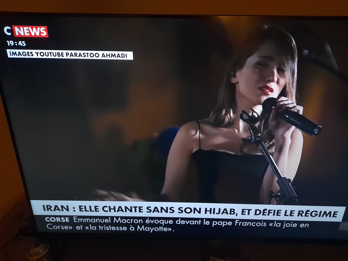 Elle chante bien cette Iranienne sans voile qui defie les ayatollahs assassins . On fera la fête avec ce grand peuple le jour où ce régime tombera.