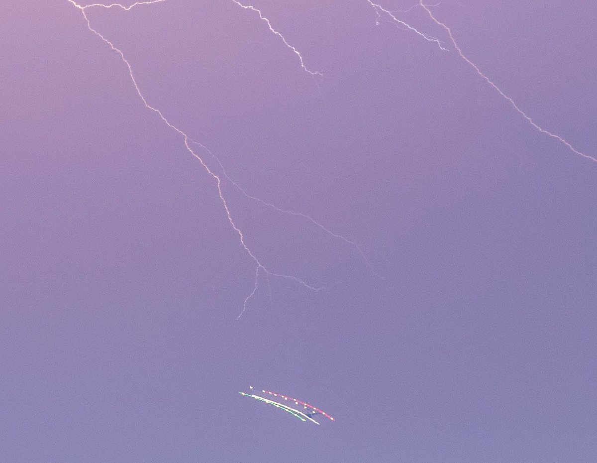Ayer, caía la noche,  hacia Los Cancajos. y Aeropuerto. Una de las fotos capte estos rayos mientras un avión aterrizaba, se ve la traza que deja la exposición de 8”,  la segunda imagen, un recorte ampliado de la misma, se ve el avión, congelado con el destello del relámpago.