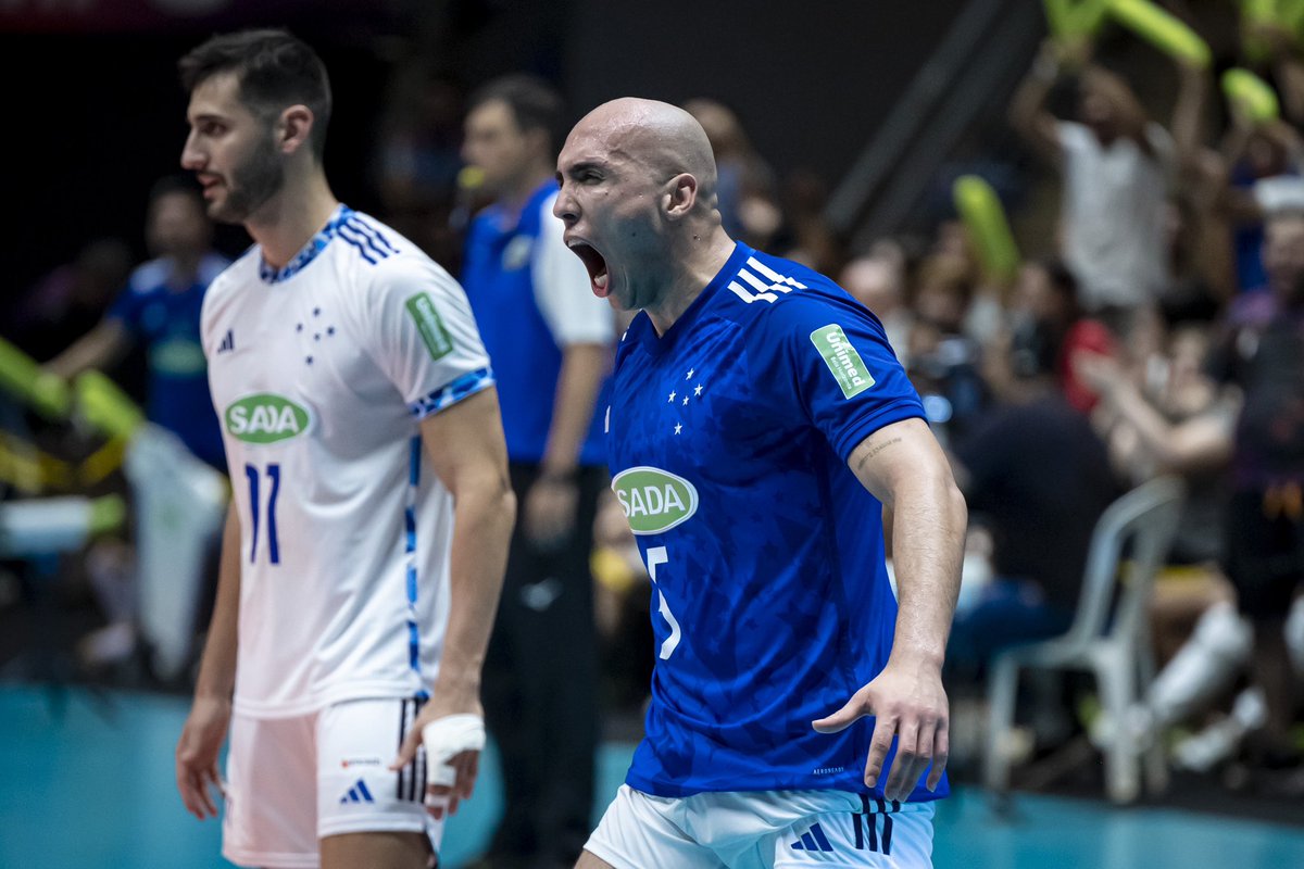 sadacruzeiro's tweet photo. O MAIOR DO MUNDO!! O CAMPEÃO DE TUDO!! É PENTACAMPEÃO MUNDIAL!
Sada Cruzeiro bate o grande Trentino por 3 a 1, conquista o planeta pela quinta vez e se iguala ao time italiano como o maior campeão mundial da história do voleibol!

Última parcial: 25/22.

O SADA CRUZEIRO É IMENSO! https://t.co/nIaGdDraKD