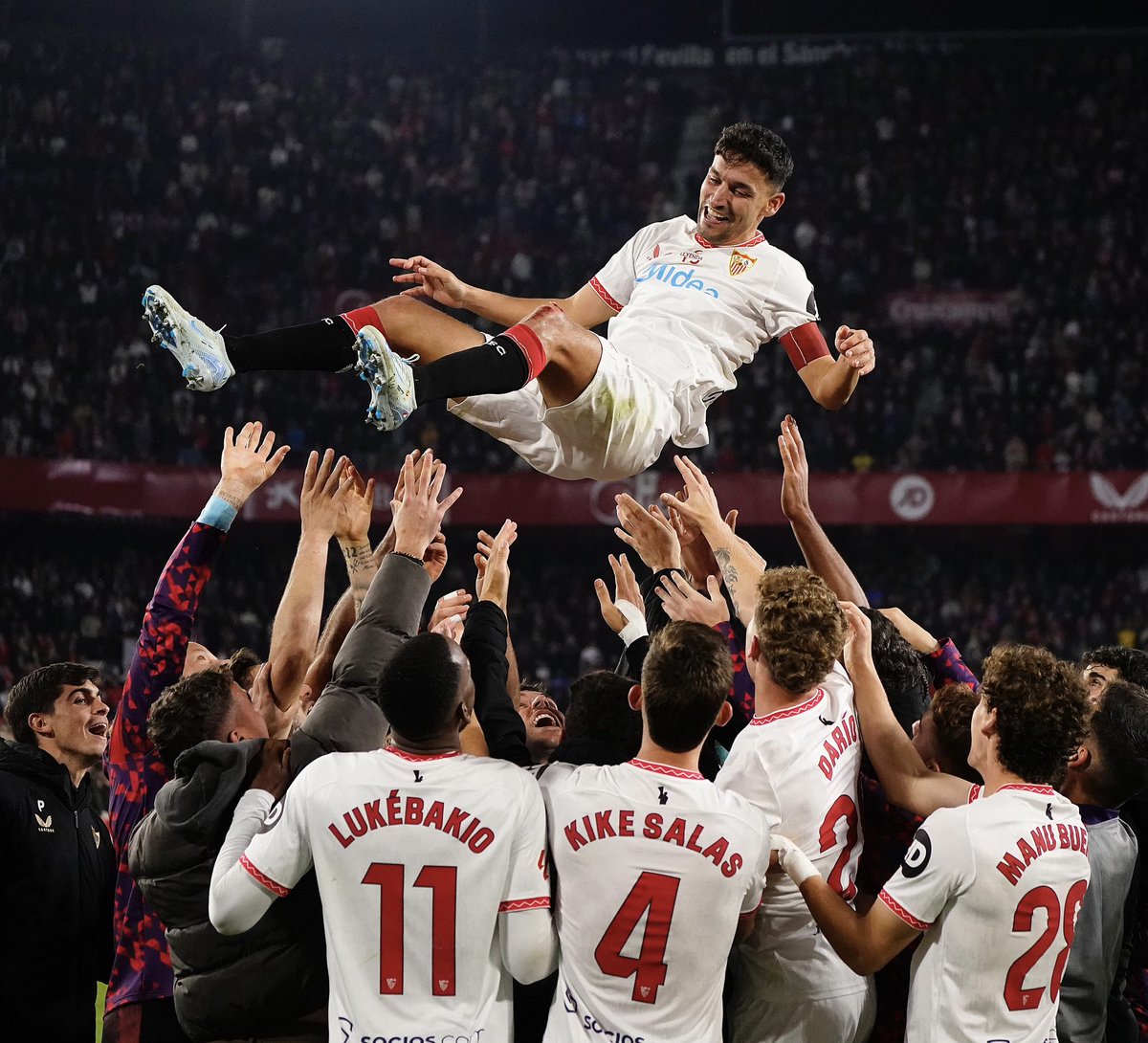 Garcia Pimienta (@garciapimienta) on Twitter photo Qué difícil ser una Leyenda como tú y mantenerte con esa humildad. Eres ejemplo para todos, tu ímpetu por transmitirnos lo que es el sevillismo quedará en este equipo para siempre. Qué suerte he tenido d compartir contigo estos últimos meses. Ha sido un honor, <a href="/JNavas/">Jesús Navas</a>
<a href="/SevillaFC/">Sevilla Fútbol Club</a> Qué difícil ser una Leyenda como tú y mantenerte con esa humildad. Eres ejemplo para todos, tu ímpetu por transmitirnos lo que es el sevillismo quedará en este equipo para siempre. Qué suerte he tenido d compartir contigo estos últimos meses. Ha sido un honor, <a href="/JNavas/">Jesús Navas</a>
<a href="/SevillaFC/">Sevilla Fútbol Club</a>