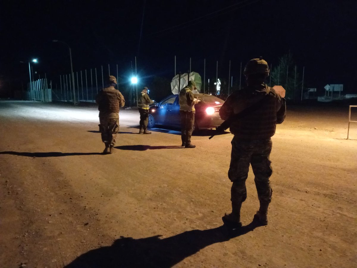 Ejercito_Chile's tweet photo. #EjércitoEnAcción🇨🇱: Cumpliendo con el Decreto N° 78, personal de la Brigada Motorizada N°1 "Calama" realizó controles y patrullajes nocturnos en la ruta que une las localidades de #Chiuchiu y #Toconce, en la #RegiónDeAntofagasta. #JAFAntofagasta https://t.co/MUI2TkWBY2