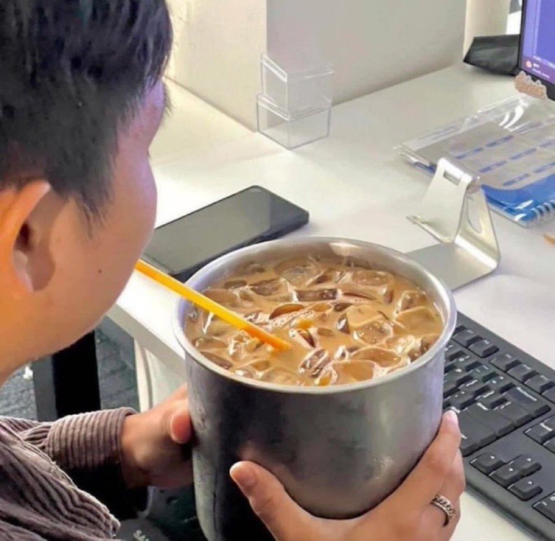 6ixzag's tweet photo. yo con mi iced coffee https://t.co/u1H7QL57T9