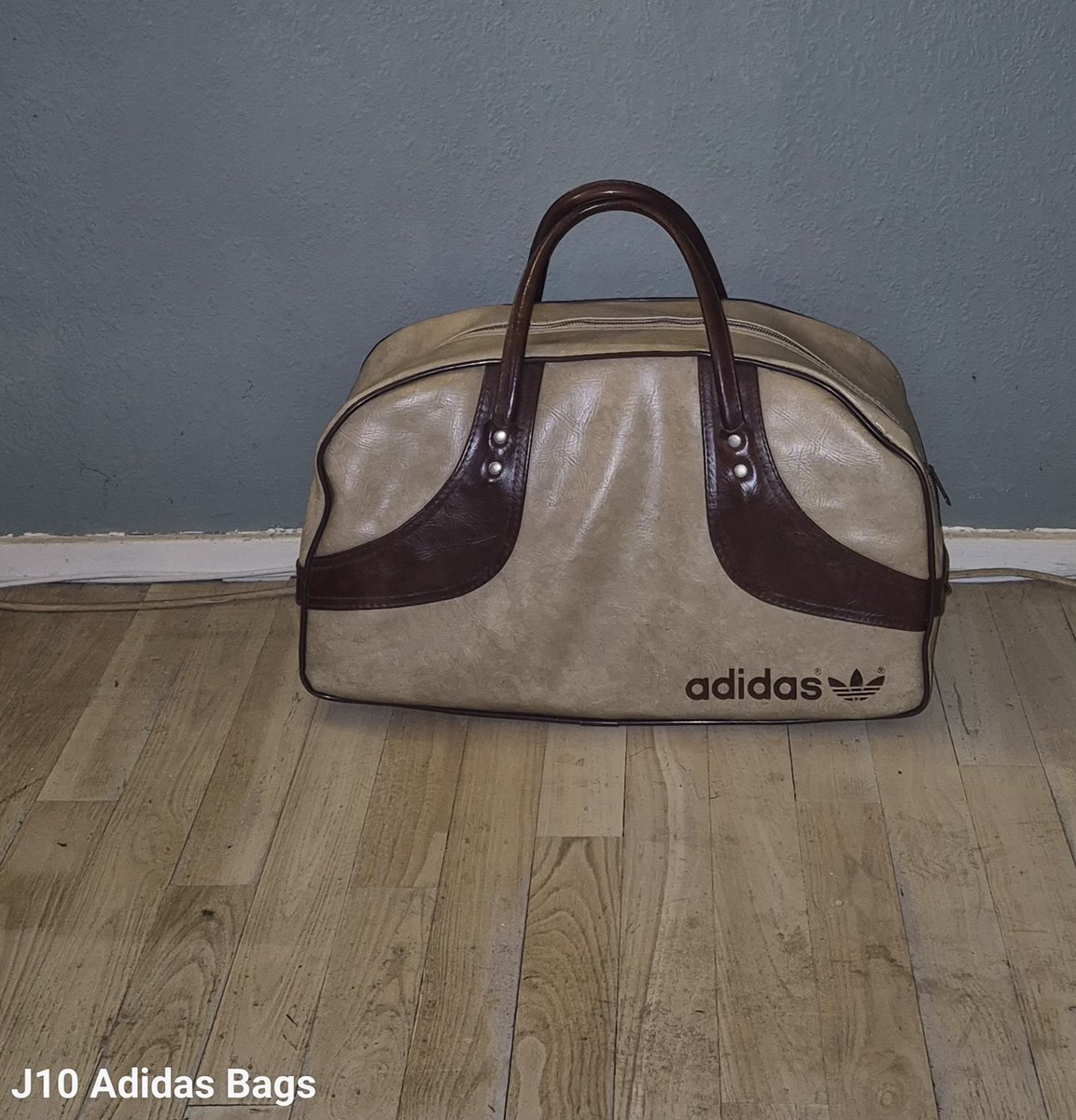 ...second present I got from my husband for 'Sinterklaas' 

#adidas #trefoil #adidasbag #vintage #lovebags #retrobags  #vintagebags #collectable