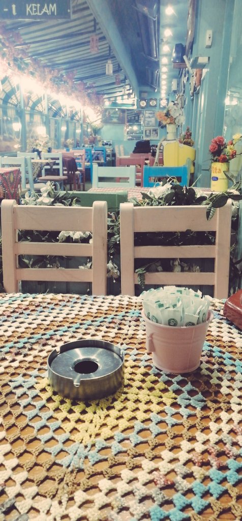 Yağmur yağdığı için böyle bir cafeye sığındım çok şirin değil mi?