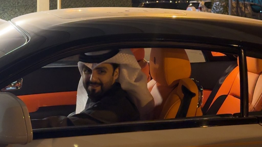 الطيب فيك ومنبع الطيب منشاك
وذكرك يعز ويرفع الراس طاريك
.
واللي يبي العليا يسوي سواياك
يفعل مثل فعلك ويمشي مماشيك

كحيلان ابو عبدالله 🌷

<a href="/ali_14356/">علي عبدالله الفضلي</a>