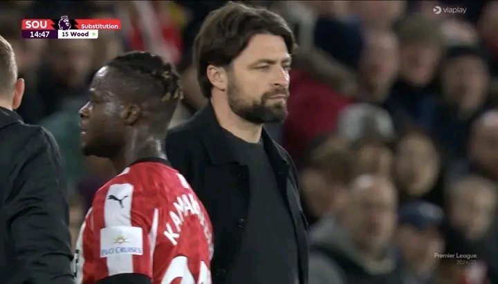 Kickgh's tweet photo. Southampton coach Martin Russell subbed off Kamaldeen Sulemana just 15 minutes into his first Premier League start of the 2024-25 season.

The Ghanaian winger was furious after the Southampton boss yanked him off and asked “Why me?” 🤯

Sad moment for Sulemana https://t.co/Jk1INDCgaS