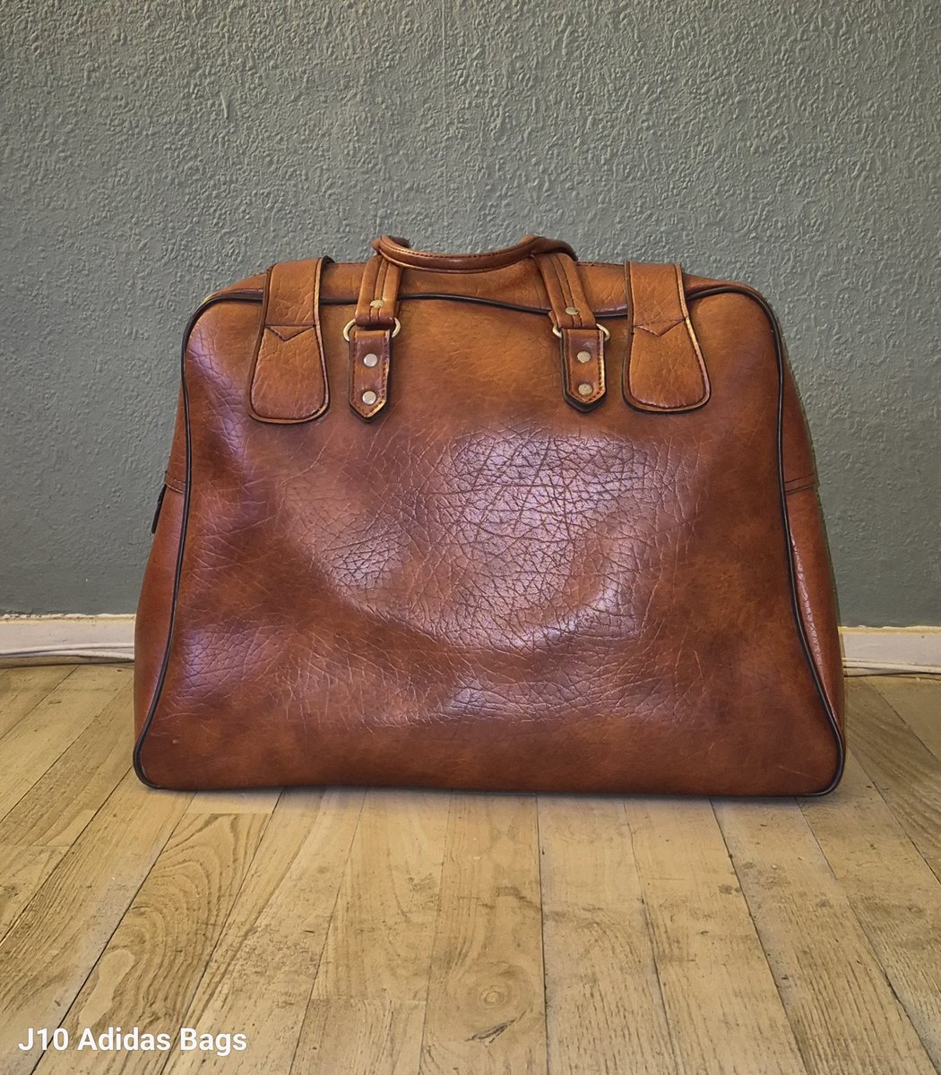 ...third present I got from my husband❤️ for 'Sinterklaas' ... saved the best for last...

#adidas #trefoil #adidasbag #vintage #lovebags #retrobags  #vintagebags #collectable