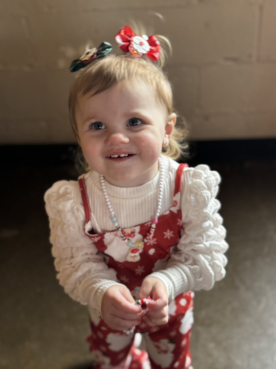 WhoaFelicia's tweet photo. ♥️🎄 Christmas spirit in full effect. Minus Grace hating men dressed as Santa Claus 🎅🏼 https://t.co/ZYpz3rF2oS