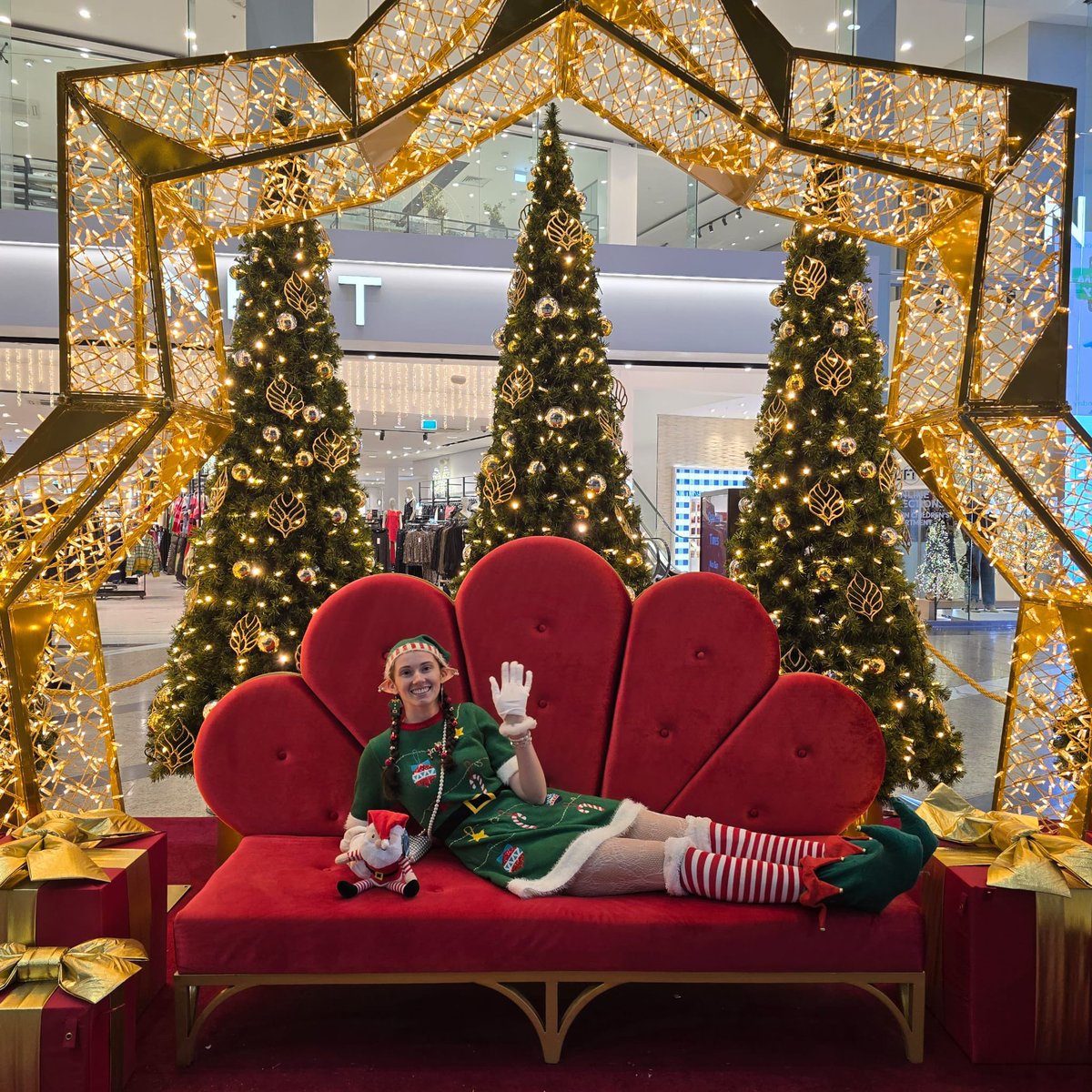 Aislinsmith01's tweet photo. 🎄💚Aislin The Elf had a great time with Little Elf &amp; Santa🎅🏼 today @shopsilverburn   
@GCH_Charity  #AislinTheElf #AislinsElfSquad #6ftElf #gchcvolunteer  #RealElfThatsNoOnAShelf #christmas2024 #christmastime🎁 https://t.co/BkyolBta8N