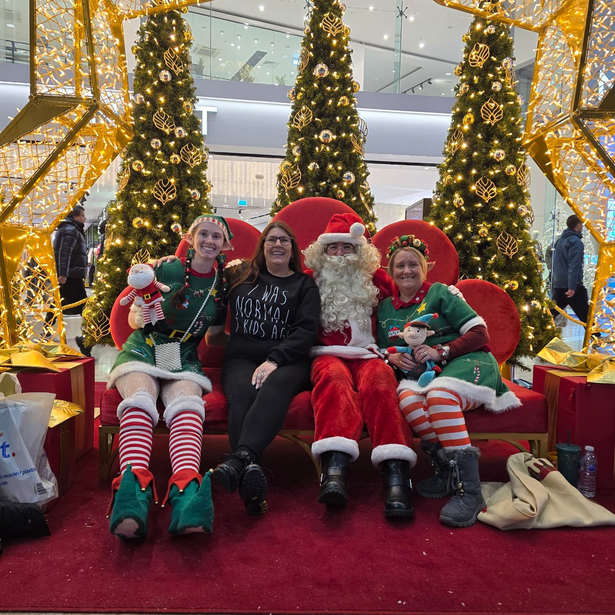 Aislinsmith01's tweet photo. 🎄💚Aislin The Elf had a great time with Little Elf &amp; Santa🎅🏼 today @shopsilverburn   
@GCH_Charity  #AislinTheElf #AislinsElfSquad #6ftElf #gchcvolunteer  #RealElfThatsNoOnAShelf #christmas2024 #christmastime🎁 https://t.co/BkyolBta8N
