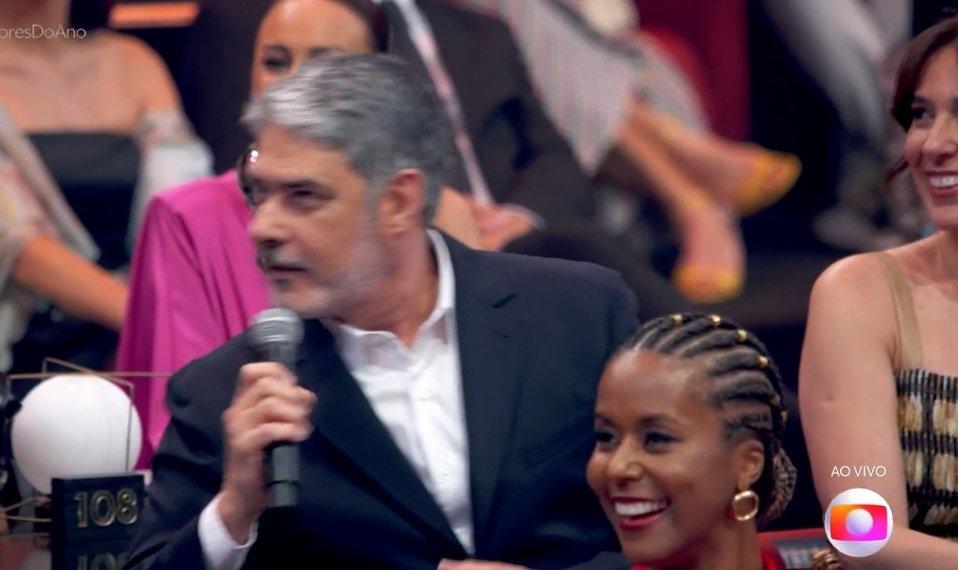thkalinda's tweet photo. "o william bonner veio sem gravata"
"eu vim com gravata mas aí eu vi que o césar tralli tava sem, eu tirei. jornalismo unido" 🗣️🗣️🗣️

além de gato ele continua engraçado #MelhoresDoAno https://t.co/lpK3roCTqb