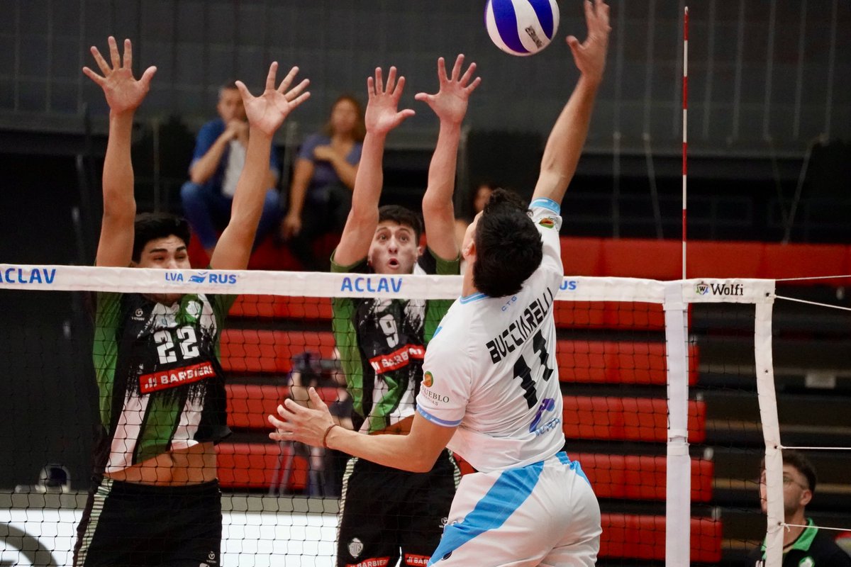VoleyACLAV's tweet photo. @CTGoficial se llevó el tiebreak ante @VOLEYDEFEBANF ⚡️🔥

Ya comienza CEF5 vs Vélez 🏐

Seguí viviendo el mejor vóley en el polideportivo “Roberto Pando” o lo ves por @FOXSportsArg 📺 https://t.co/lQF6ep2Q6d