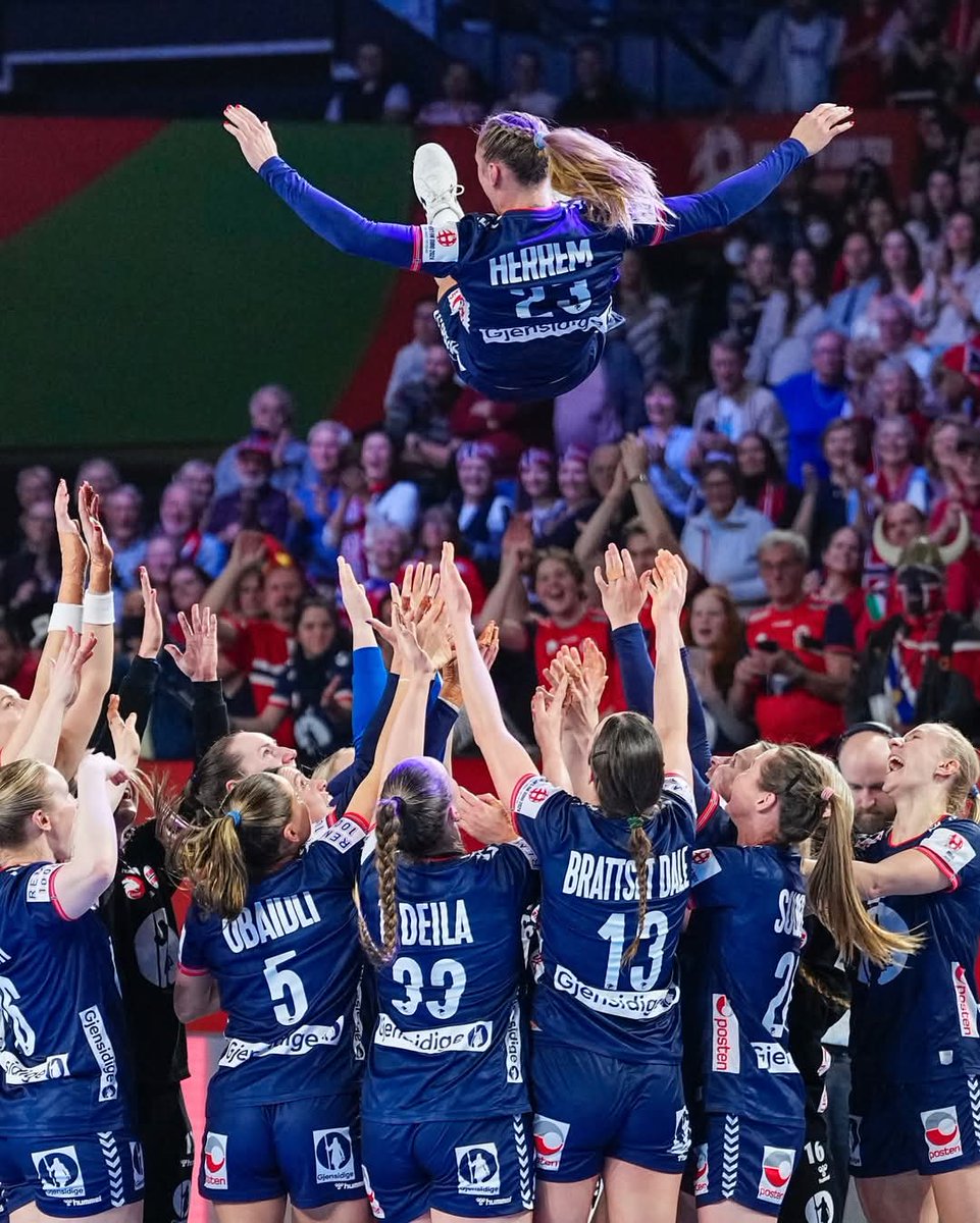HandNewsfr's tweet photo. 🙌 C'était également le dernier match de l'ailière gauche star 🇳🇴, Camilla Herren portée en triomphe par ses coéquipières 🤩 https://t.co/0nBXYGbT1b