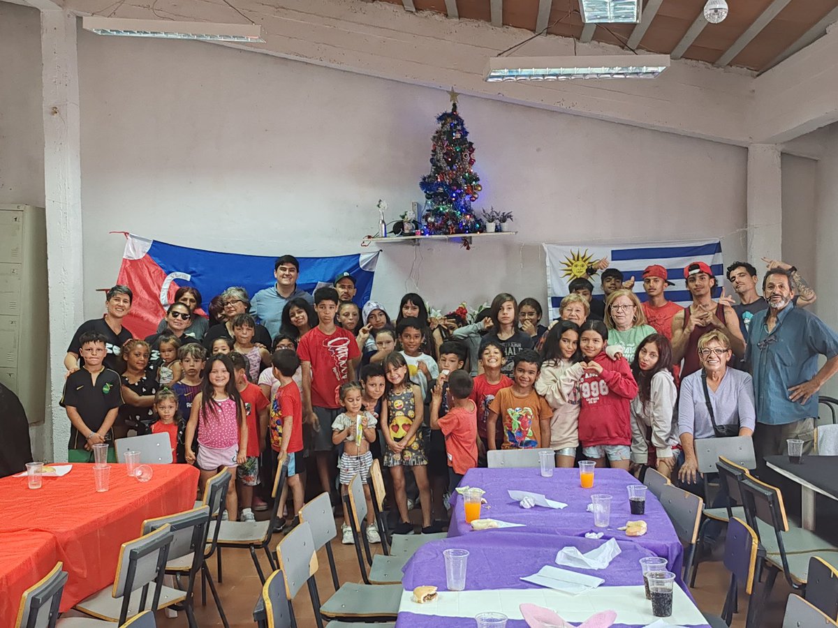 CAVencedor's tweet photo. Imágenes de lo que ayer fuera la jornada de cierre de año junto a nuestro Merendero los Caracolitos, el Plan ABC + Deporte y el equipo de Hip Hop. 

Además recibimos a Papá Noel con varios regalos para los niños y niñas. https://t.co/DiDtDrLoLT