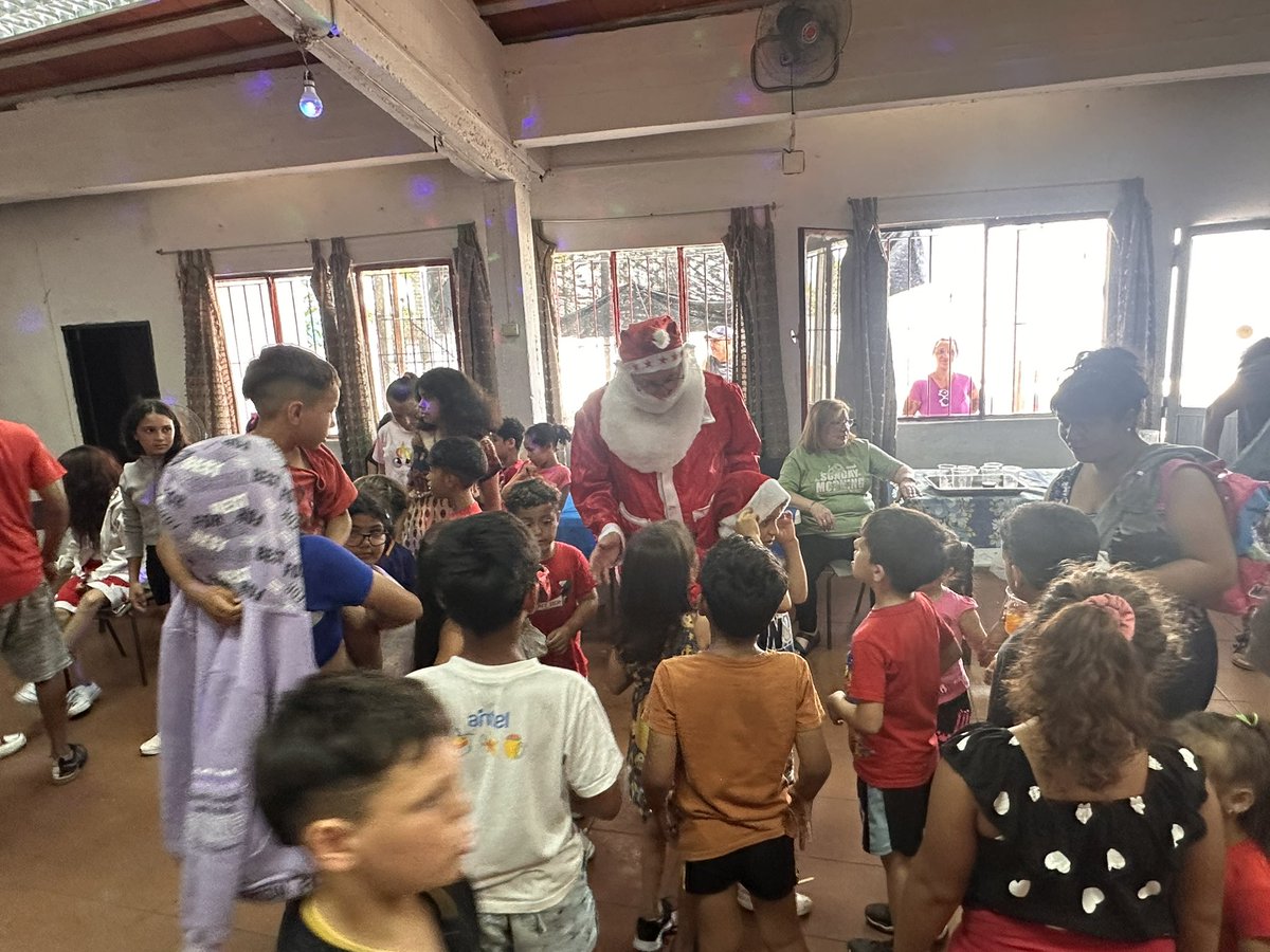 CAVencedor's tweet photo. Imágenes de lo que ayer fuera la jornada de cierre de año junto a nuestro Merendero los Caracolitos, el Plan ABC + Deporte y el equipo de Hip Hop. 

Además recibimos a Papá Noel con varios regalos para los niños y niñas. https://t.co/DiDtDrLoLT