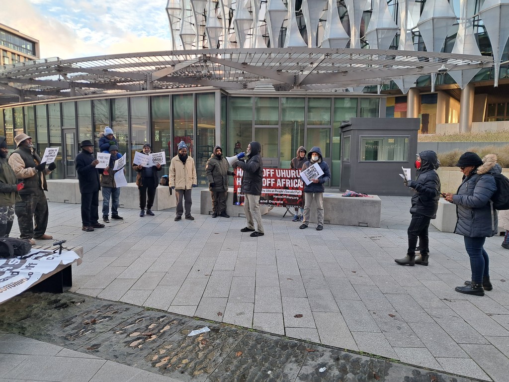 HandsOffUhuru's tweet photo. Yesterday, supporters in London held a protest at the U.S. Embassy demanding to free the Uhuru 3.
#HandsOffUhuru #HandsOffAfrica #Uhuru3 #London #USEmbassy #InternationalSolidarity https://t.co/EOTlihixoV
