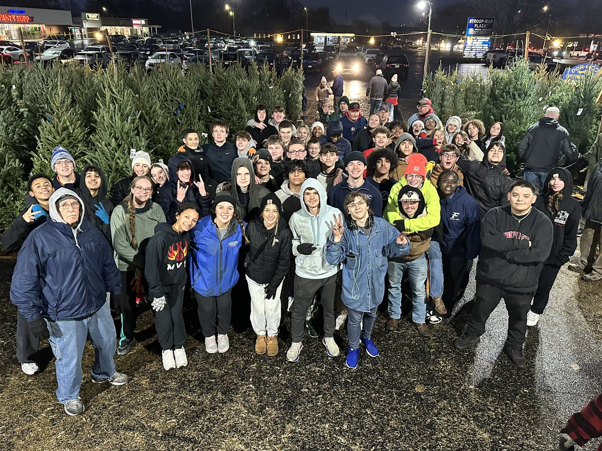 Had fun helping out Dorwood Christmas Tree lot! 🎄🎁 #giving #fun #christmas #friends