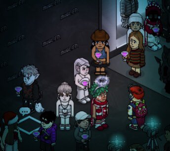 EuElfazinha's tweet photo. Esse evento está dando o que falar não é mesmo? O quartinho lotado e eu querendo gastar com tudo rs 
@MuglerHb #MuglerStore https://t.co/wiG1zR9sd9