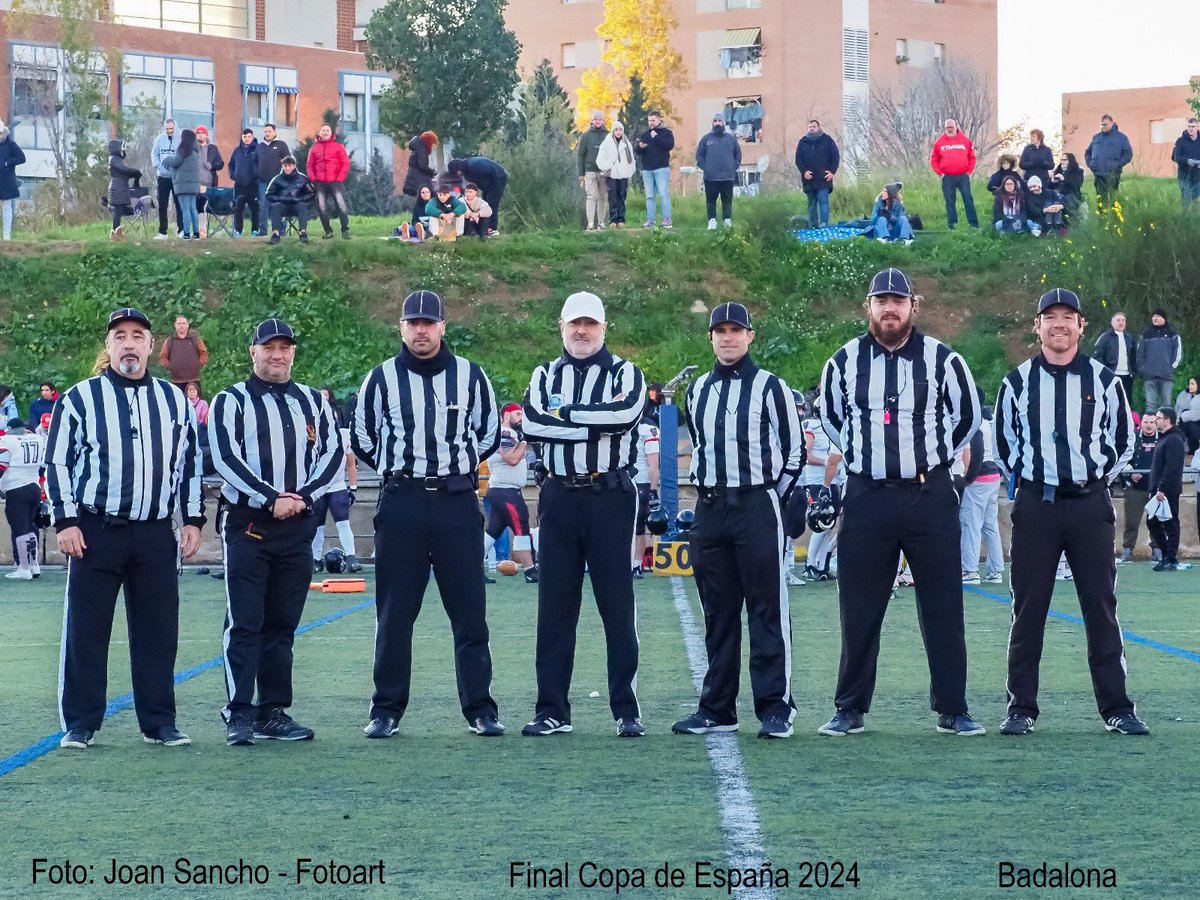 rafa99ref's tweet image. Y con el equipo de la final de copa 2024 cerramos el año. Que el 2025 nos depare salud y en mi caso que me deje cómo estoy! 😂

📸 Joan Sancho