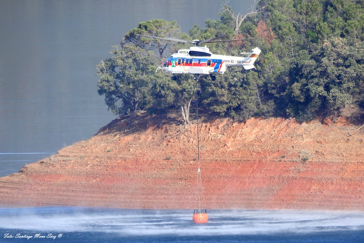 SantiFoto's tweet photo. Ejercicio de un helicóptero Eurocopter AS332L2 Super Puma de @Plan_INFOCA @AndaluciaJunta  cargando agua en el embalse de La Concepción en #Marbella y arrojándola en el lugar seleccionado. #incendiosforestales #prevenir #preparados #profesionales https://t.co/EB9dwEwpKr